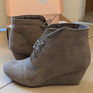 Charolette Russe Rossy Suede Wedges Beige 8W